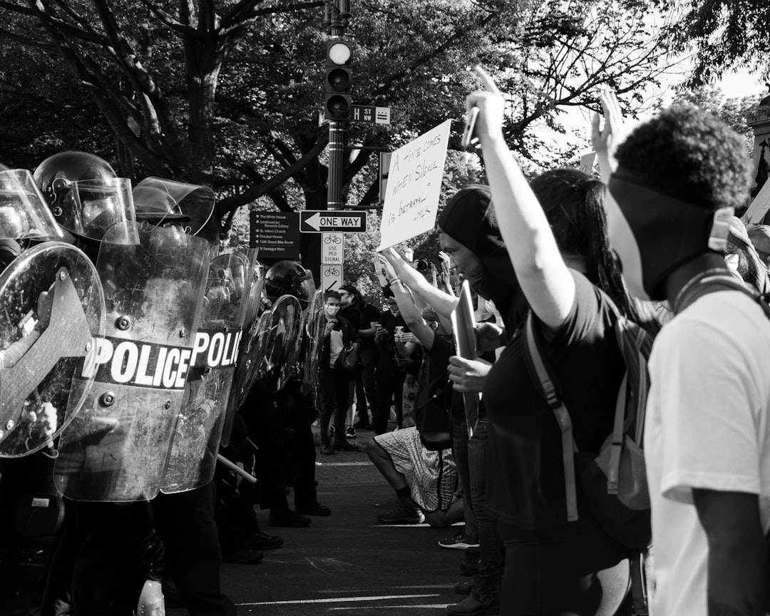 AfD在埃尔福特召开党代会 上万抗议者聚集 警方大规模部署