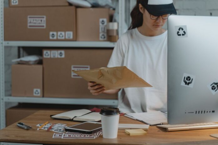 德国电商仓库中待发货的包裹与包装工作台
