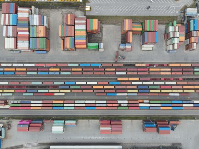 国防采购运输对德国铁路货运与港口运力要求的示意场景